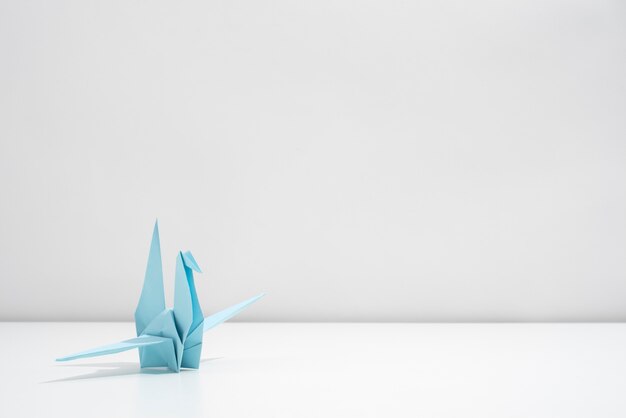 Foto pájaro de origami elegante y minimalista.