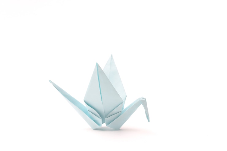 Foto pájaro de origami sobre blanco artículos de papel infantil
