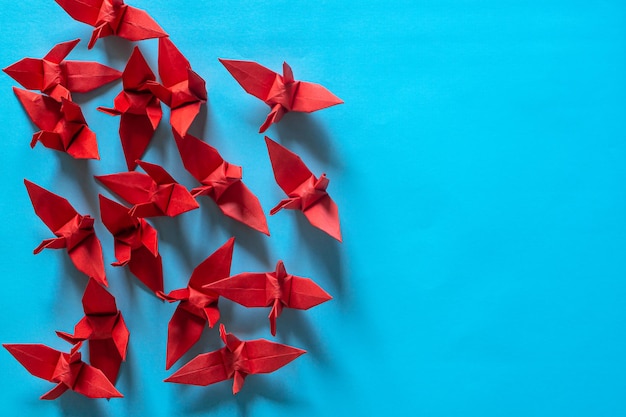 Pájaro de papel rojo sobre fondo azul, Origami, Grúa de papel, Papel, Juguete, Japón