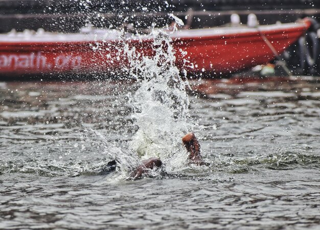 Foto un pájaro salpicando agua en un lago