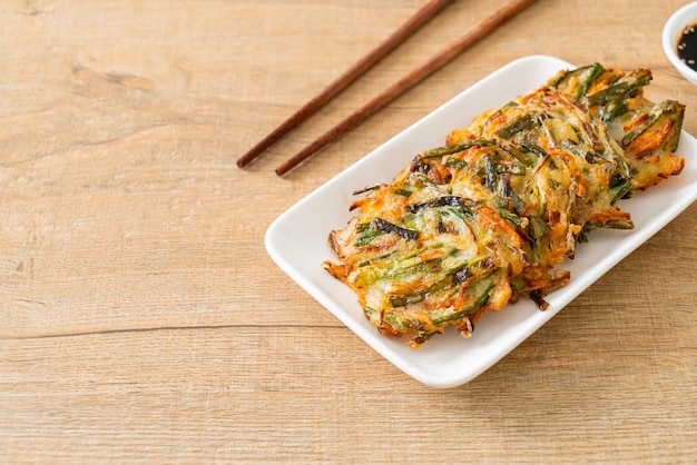 Pajeon o panqueque coreano o pizza coreana - estilo de comida tradicional coreana