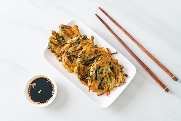 Pajeon o panqueque coreano o pizza coreana estilo de comida tradicional coreana