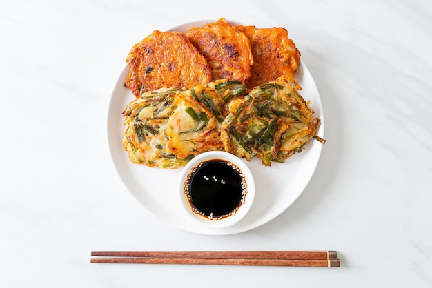 Pajeon o panqueque coreano y panqueque coreano Kimchi o estilo de comida tradicional coreana Kimchijeon
