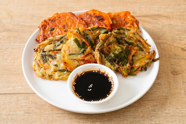 Pajeon o panqueque coreano y panqueque coreano Kimchi o estilo de comida tradicional coreana Kimchijeon