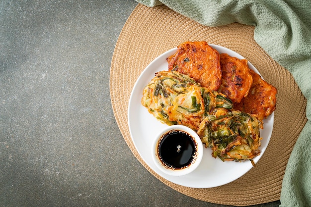 Pajeon o panqueque coreano y panqueque coreano Kimchi o estilo de comida tradicional coreana Kimchijeon