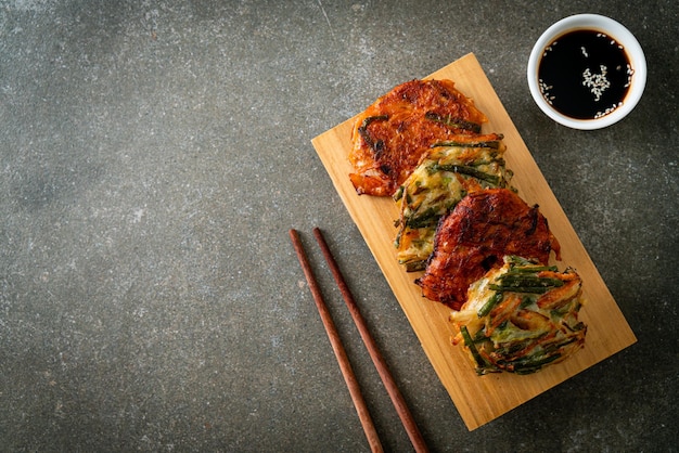 Pajeon o panqueque coreano y panqueque coreano Kimchi o Kimchijeon - estilo de comida tradicional coreano