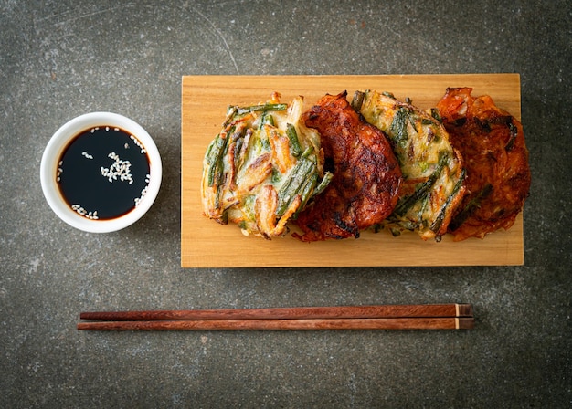 Pajeon o panqueque coreano y panqueque coreano Kimchi o Kimchijeon - estilo de comida tradicional coreano