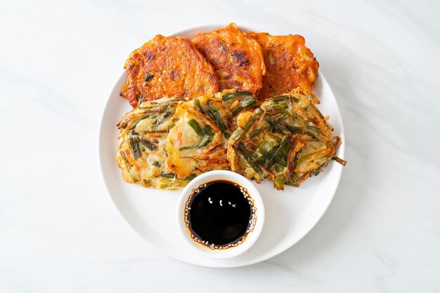 Pajeon o panqueque coreano y panqueque coreano Kimchi o Kimchijeon - estilo de comida tradicional coreano