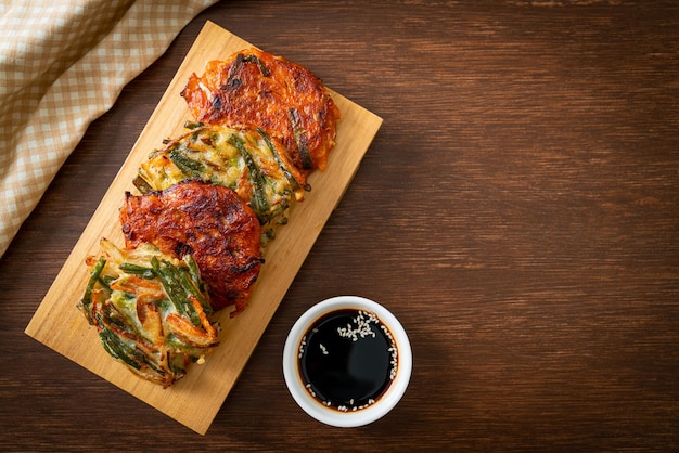 Pajeon o panqueque coreano y panqueque coreano Kimchi o Kimchijeon sobre fondo blanco