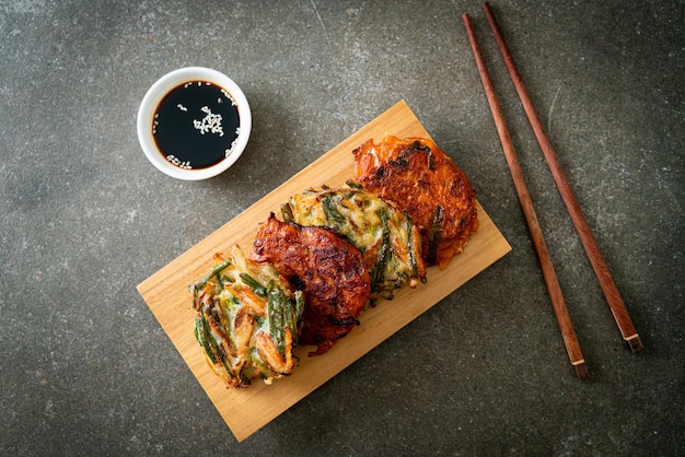 Pajeon o panqueque coreano y panqueque kimchi coreano o estilo de comida tradicional coreana Kimchijeon