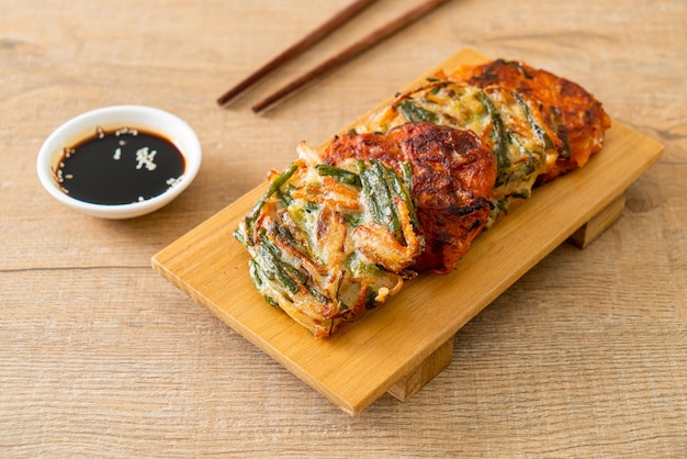 Pajeon o panqueque coreano y panqueque kimchi coreano o estilo de comida tradicional coreana Kimchijeon