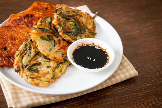 Pajeon o panqueque coreano y panqueque kimchi coreano o estilo de comida tradicional coreana Kimchijeon