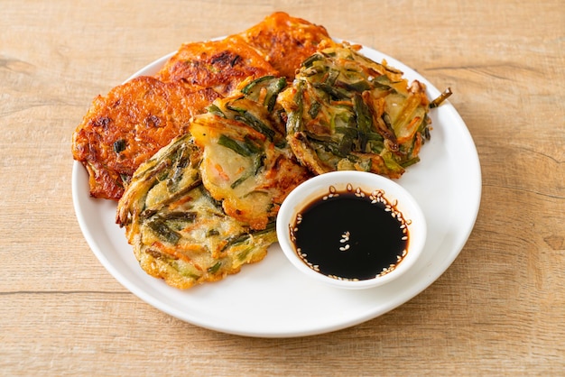 Pajeon o panqueque coreano y panqueque kimchi coreano o estilo de comida tradicional coreana Kimchijeon