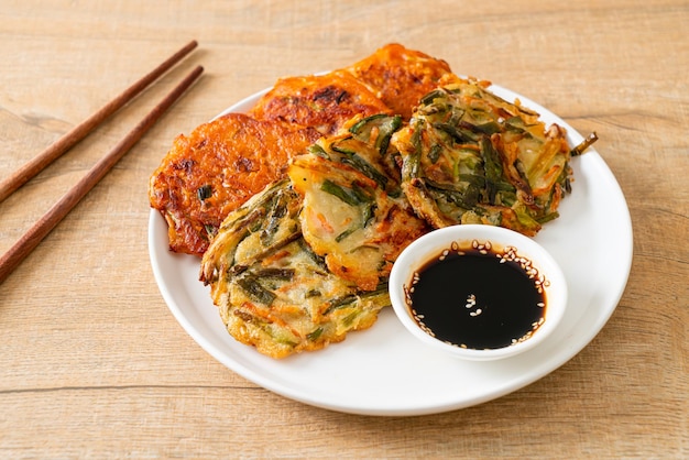 Pajeon o panqueque coreano y panqueque kimchi coreano o estilo de comida tradicional coreana Kimchijeon
