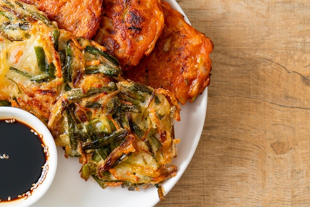 Pajeon o panqueque coreano y panqueque kimchi coreano o estilo de comida tradicional coreana Kimchijeon