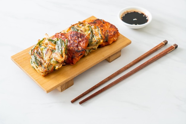 Pajeon o panqueque coreano y panqueque kimchi coreano o estilo de comida tradicional coreana Kimchijeon