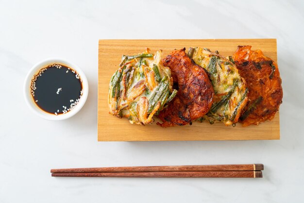 Pajeon o panqueque coreano y panqueque kimchi coreano o estilo de comida tradicional coreana Kimchijeon