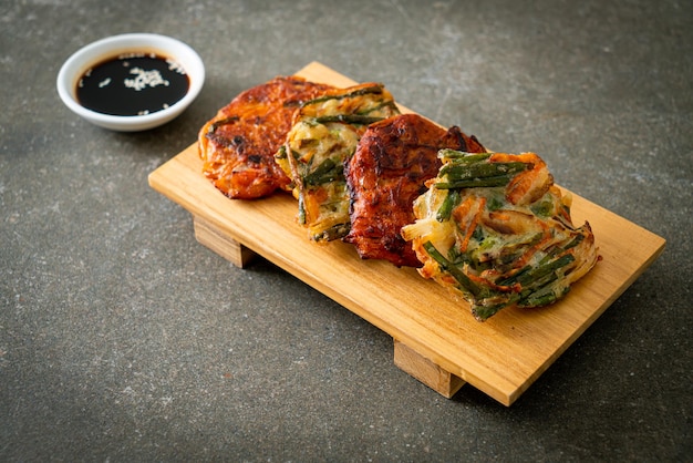 Pajeon o panqueque coreano y panqueque Kimchi coreano o Kimchijeon sobre fondo blanco