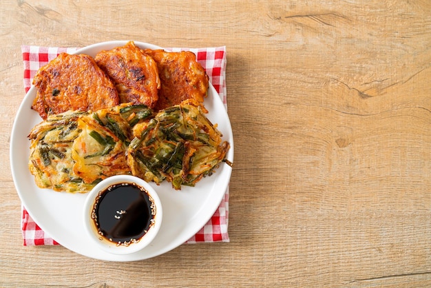 Pajeon o panqueque coreano y panqueque Kimchi coreano o Kimchijeon sobre fondo blanco