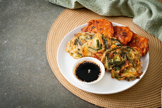 Pajeon o panqueque coreano y panqueque Kimchi coreano o Kimchijeon sobre fondo blanco