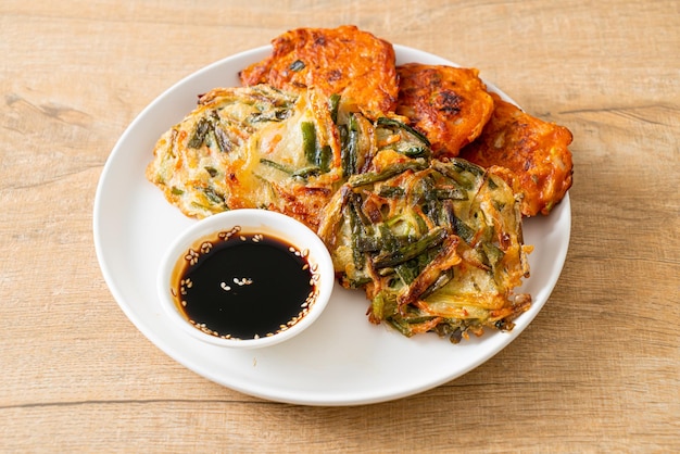 Pajeon o panqueque coreano y panqueque Kimchi coreano o Kimchijeon sobre fondo blanco