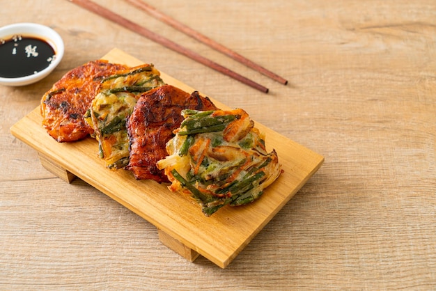 Pajeon o panqueque coreano y panqueque Kimchi coreano o Kimchijeon sobre fondo blanco