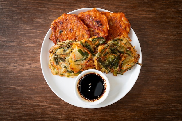 Pajeon o panqueque coreano y panqueque Kimchi coreano o Kimchijeon sobre fondo blanco