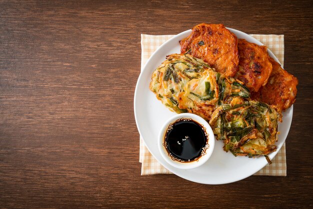 Pajeon o panqueque coreano y panqueque Kimchi coreano o Kimchijeon sobre fondo blanco