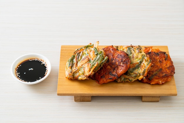 Pajeon o panqueque coreano y panqueque Kimchi coreano o Kimchijeon sobre fondo blanco