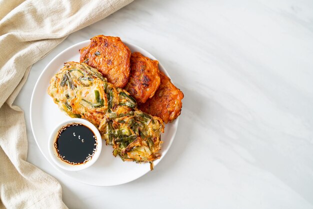 Foto pajeon o panqueque coreano y panqueque kimchi coreano o kimchijeon sobre fondo blanco