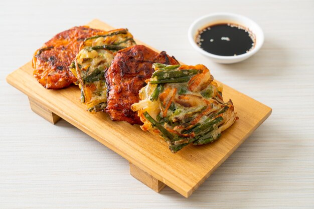Pajeon o panqueque coreano y panqueque Kimchi coreano o Kimchijeon sobre fondo blanco