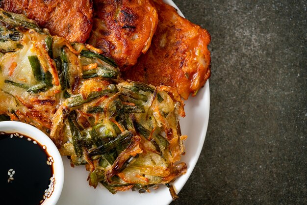 Pajeon o panqueque coreano y panqueque Kimchi coreano o Kimchijeon sobre fondo blanco