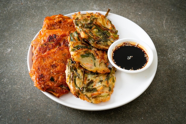 Pajeon o panqueque coreano y panqueque Kimchi coreano o Kimchijeon sobre fondo blanco