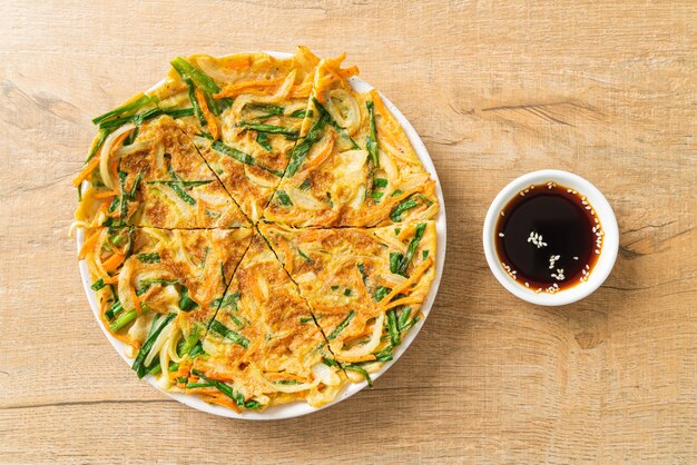 Pajeon oder koreanischer Pfannkuchen oder koreanische Pizza - asiatischer Essensstil