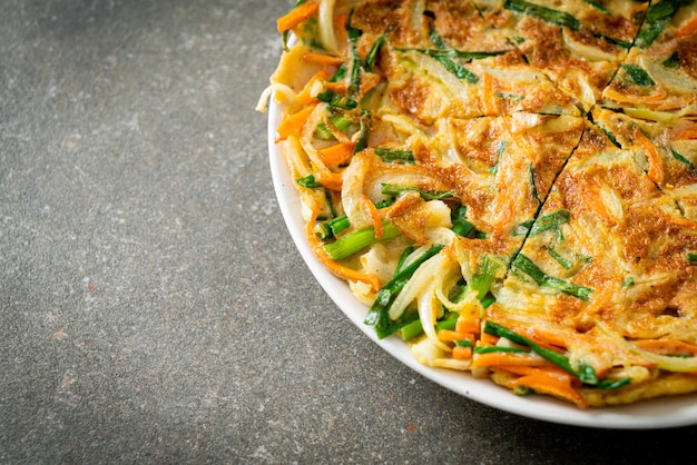 Pajeon oder koreanischer Pfannkuchen oder koreanische Pizza - asiatischer Essensstil