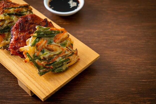 Pajeon oder koreanischer Pfannkuchen und koreanischer Kimchi-Pfannkuchen oder traditioneller koreanischer Kimchijeon-Essensstil