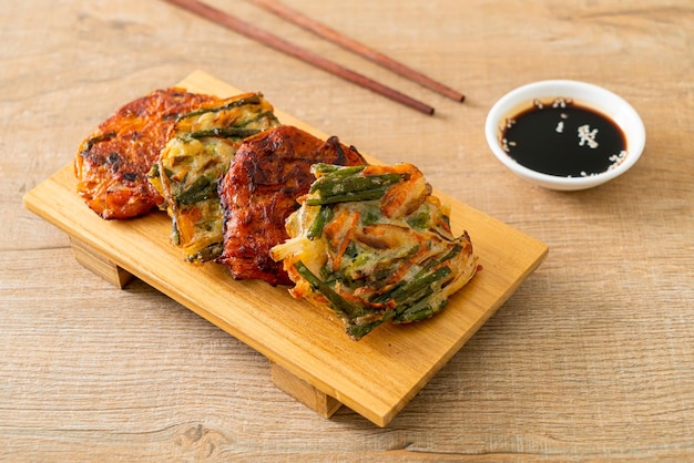 Pajeon ou panqueca coreana e panqueca coreana Kimchi ou estilo de comida tradicional coreana Kimchijeon