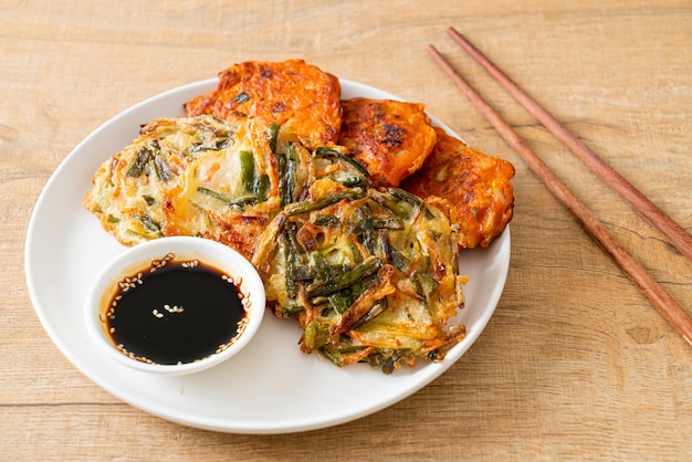 Pajeon ou panqueca coreana e panqueca coreana Kimchi ou estilo de comida tradicional coreana Kimchijeon