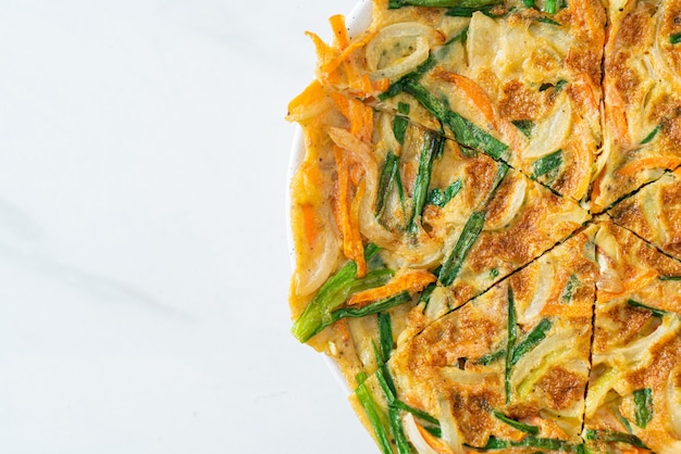 Pajeon ou panqueca coreana ou pizza coreana - estilo de comida asiática