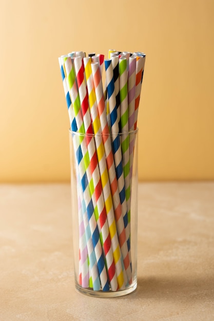 Foto pajitas de papel de colores biodegradables. suministros para eventos y fiestas. concepto de contaminación.