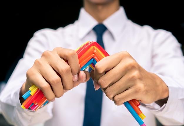 Pajitas de plástico de mano de empresario, personas que prohíben y dejan de usar plásticos para el medio ambiente