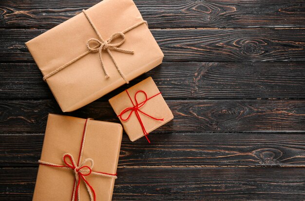 Paket-Geschenkboxen auf Holzuntergrund