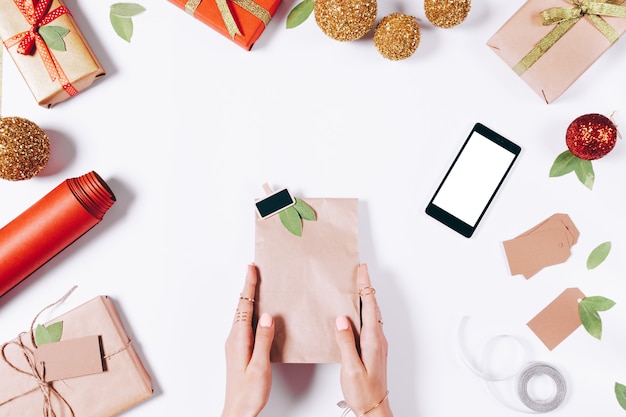 Paket mit einem Geschenk in weiblichen Händen