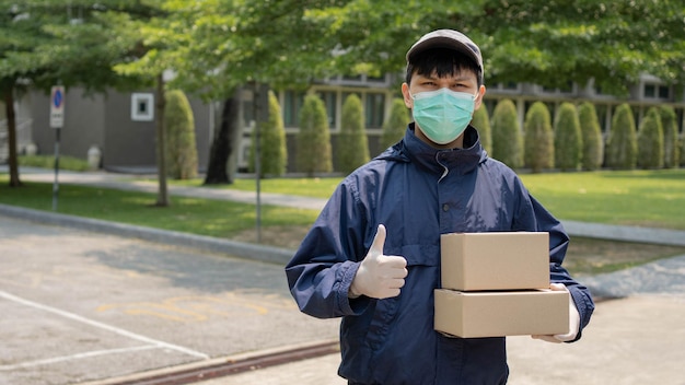 Paketzustellungskonzept der junge Absender hebt zwei Kartons mit Paketen