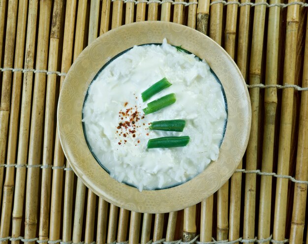 Pakhala Bhata - Indisches Essen, bestehend aus gekochtem Reis, gewaschen oder wenig in Wasser fermentiert