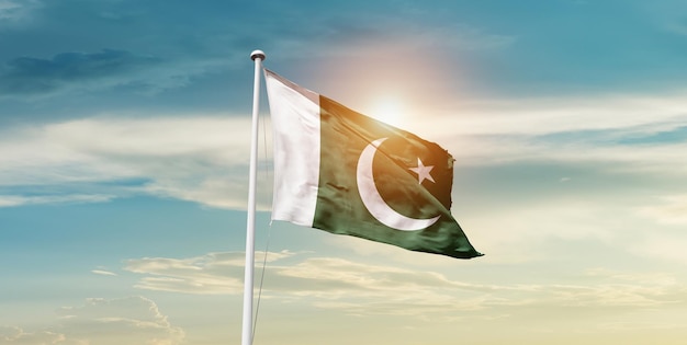 Pakistanische Flagge weht im schönen Himmel.