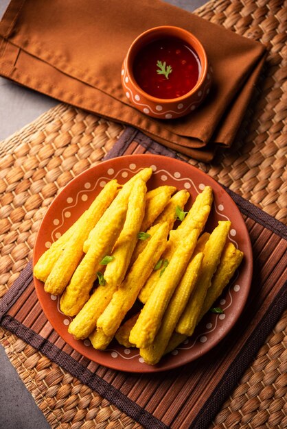 Pakoda pakora de maíz de bebé frito crujiente o buñuelos de maíz de bebé servidos con ketchup comida india