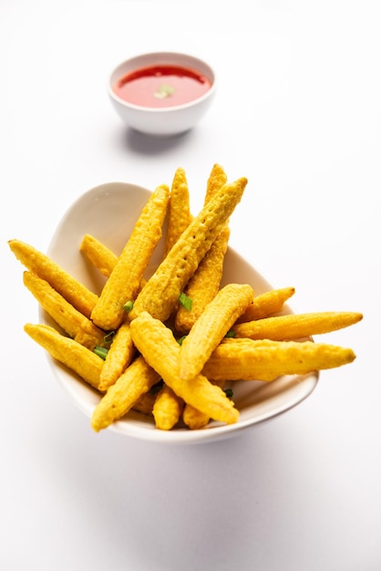 Pakoda pakora de maíz de bebé frito crujiente o buñuelos de maíz de bebé servidos con ketchup comida india