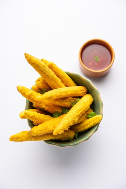 Pakoda pakora de maíz de bebé frito crujiente o buñuelos de maíz de bebé servidos con ketchup comida india