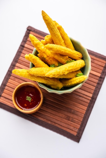 Pakoda pakora de maíz de bebé frito crujiente o buñuelos de maíz de bebé servidos con ketchup comida india